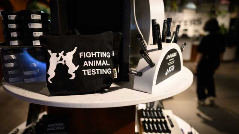 Mercancía con la marca "Fighting Animal Testing" se ve en una tienda de cosméticos. Fotografía de archivo. (Leon Neal/Getty Images)