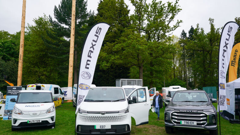 Se muestran vehículos eléctricos durante el espectáculo en directo Fully Charged en el Yorkshire Events Centre el 19 de mayo de 2023 en Harrogate, Inglaterra. (Ian Forsyth/Getty Images)