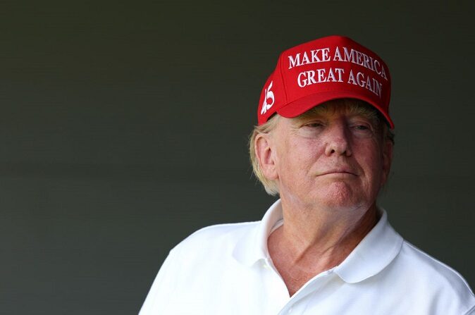 El expresidente de EE. UU. Donald Trump observa desde un palco en el green del hoyo 18 durante el primer día del LIV Golf Invitational - DC en el Trump National Golf Club el 26 de mayo de 2023 en Sterling, Virginia. (Rob Carr/Getty Images)