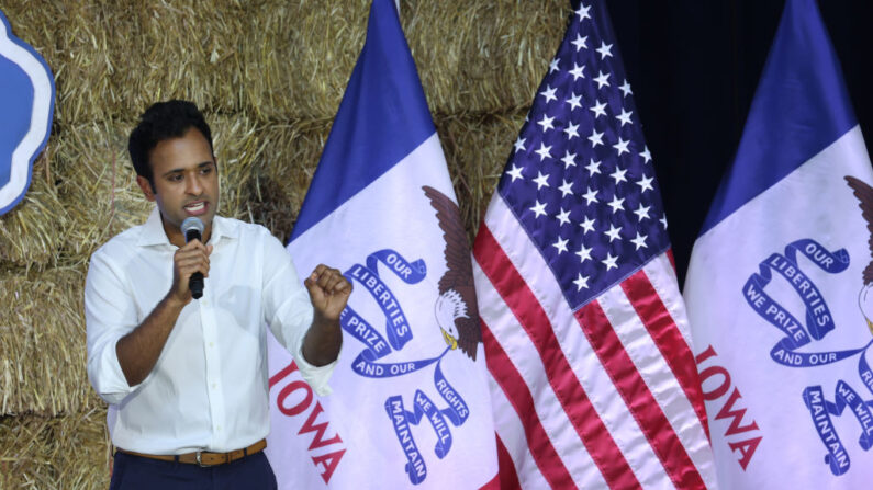 El empresario Vivek Ramaswamy, candidato presidencial republicano, habla a los invitados durante el evento Joni Ernst's Roast and Ride el 03 de junio de 2023 en Des Moines, Iowa. (Scott Olson/Getty Images)