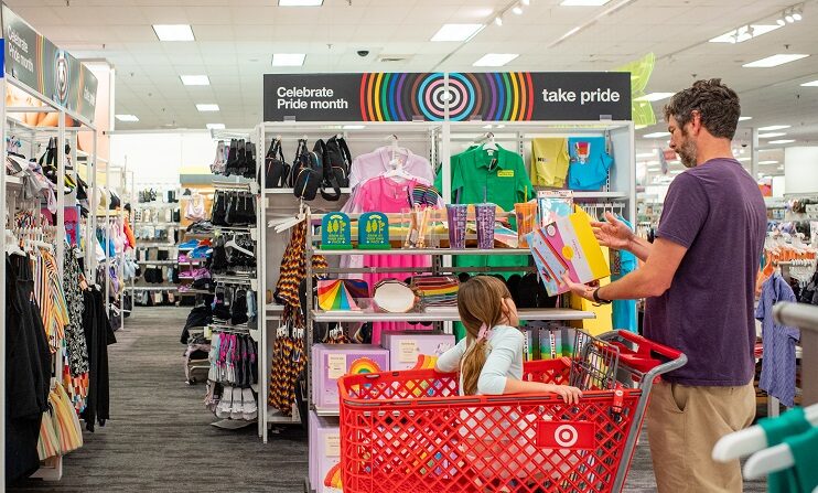 Un cliente en la sección del Orgullo en una tienda Target el 06 de junio de 2023 en Austin, Texas. (Brandon Bell/Getty Images)