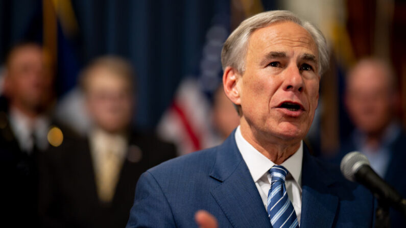 El gobernador de Texas, Greg Abbott, habla en una conferencia de prensa en el Capitolio estatal el 8 de junio de 2023 en Austin, Texas por la promulgación de proyectos de ley destinados a mejorar la seguridad de la frontera sur. (Brandon Bell/Getty Images)