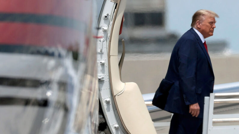 El candidato presidencial republicano, el expresidente estadounidense Donald Trump, llega al Aeropuerto Internacional de Miami, en Miami, Florida, el 12 de junio de 2023. (Win McNamee/Getty Images)
