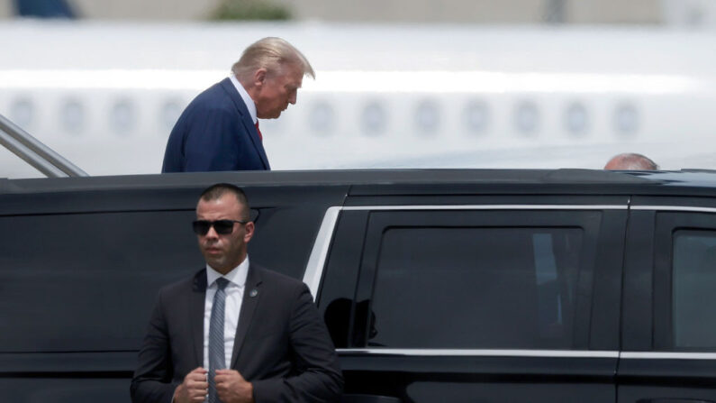 El candidato presidencial republicano, el ex presidente estadounidense Donald Trump, llega al Aeropuerto Internacional de Miami en Miami, Florida, el 12 de junio de 2023. (Win McNamee/Getty Images)