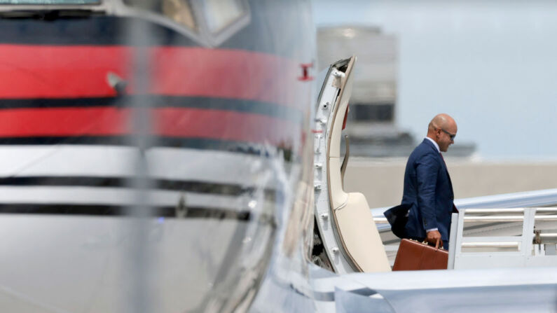 Walt Nauta, valet del expresidente de Estados Unidos Donald Trump y coacusado en los cargos federales presentados contra Trump, llega al Aeropuerto Internacional de Miami, el 12 de junio de 2023 en Miami, Florida. (Win McNamee/Getty Images)