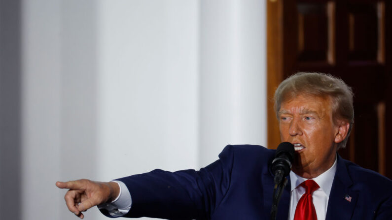 El expresidente Donald Trump pronuncia un discurso en el exterior de la casa club  Trump National Golf Club, en Bedminster, Nueva Jersey, el 13 de junio de 2023. (Chip Somodevilla/Getty Images)