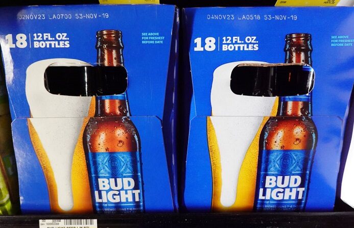 Se exponen paquetes de cerveza Bud Light a la venta en una tienda de comestibles el 14 de junio de 2023 en Los Ángeles, California. (Mario Tama/Getty Images)