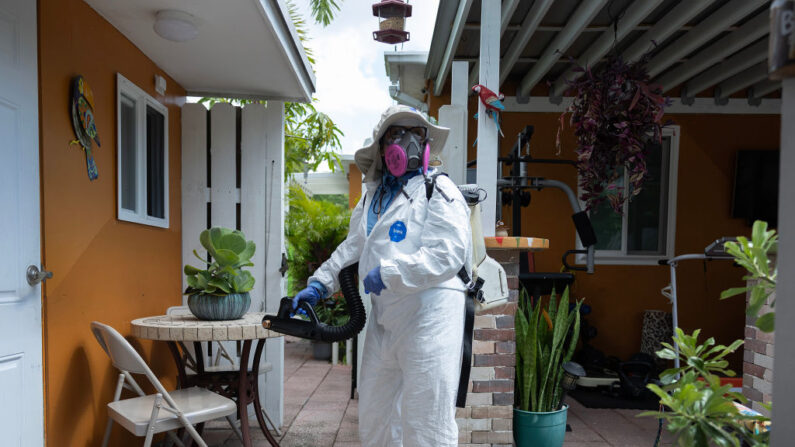 Margine Rodriguez, inspectora de control de mosquitos de Miami-Dade, rocía un pesticida para matar mosquitos adultos el 29 de junio de 2023 en Miami, Florida. (Joe Raedle/Getty Images)