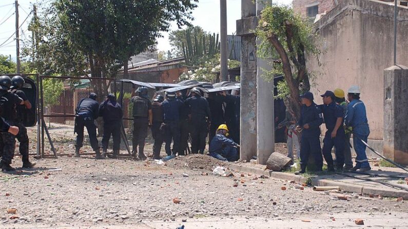 En una imagen de archivo, la policía antidisturbios se enfrenta a residentes locales en San Salvador de Jujuy, provincia de Jujuy, norte de Argentina, el 17 de octubre de 2012. (STR/AFP vía Getty Images)