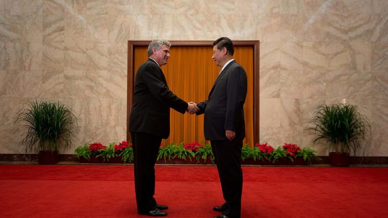 El líder de China, Xi Jinping (d), saluda al líder cubano Miguel Díaz-Canel, en el Gran Salón del Pueblo (China) el 18 de junio de 2013. (Ed Jones/AFP vía Getty Images)