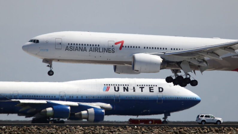 Un Boeing 777 de Asiana Airlines aterriza en el Aeropuerto Internacional de San Francisco el 11 de julio de 2013 en San Francisco, California. (Justin Sullivan/Getty Images)