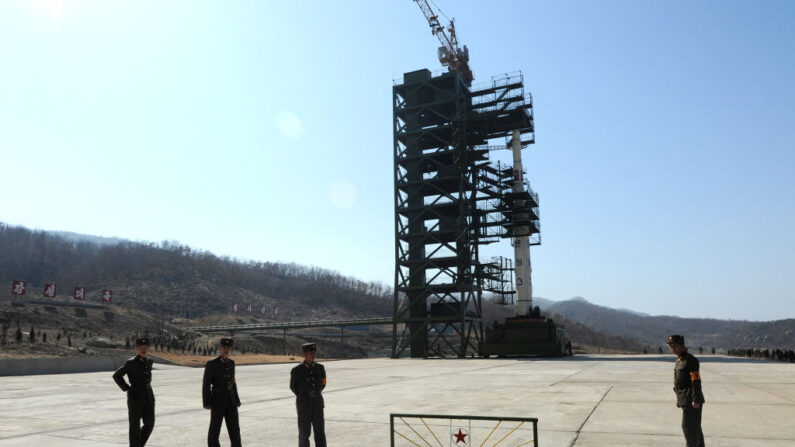 Soldados norcoreanos montan guardia frente al cohete Unha-3 en la estación de lanzamiento de satélites de Sohae, en Tongchang-Ri, el 8 de abril de 2012. (Pedro Ugarte/AFP vía Getty Images)