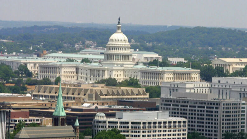 El Capitolio de EE. UU. y el horizonte de Washington, D.C. se ven en una foto de archivo del 16 de mayo de 2005. (Paul J. Richards/AFP a través de Getty Images)