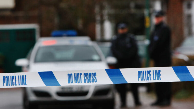 Agentes de policía montan guardia el 27 de diciembre de 2007 en Londres, Inglaterra. (Daniel Berehulak/Getty Images)