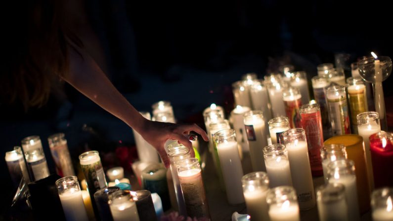 En una foto de archivo, los dolientes asisten a una vigilia a la luz de las velas. (Drew Angerer/Getty Images)
