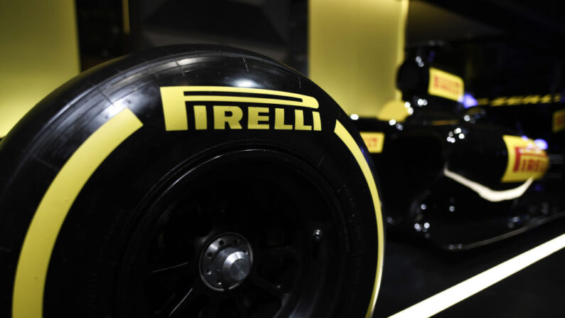 Una imagen muestra neumáticos Pirelli durante una ceremonia para marcar el regreso del fabricante italiano de neumáticos Pirelli a la bolsa de Milán el 4 de octubre de 2017. 
(MARCO BERTORELLO/AFP via Getty Images)