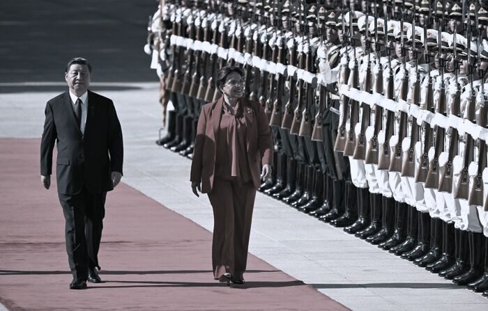 El presidente chino, Xi Jinping, y la presidenta hondureña, Xiomara Castro. EFE/EPA/WANG ZHAO/POOL