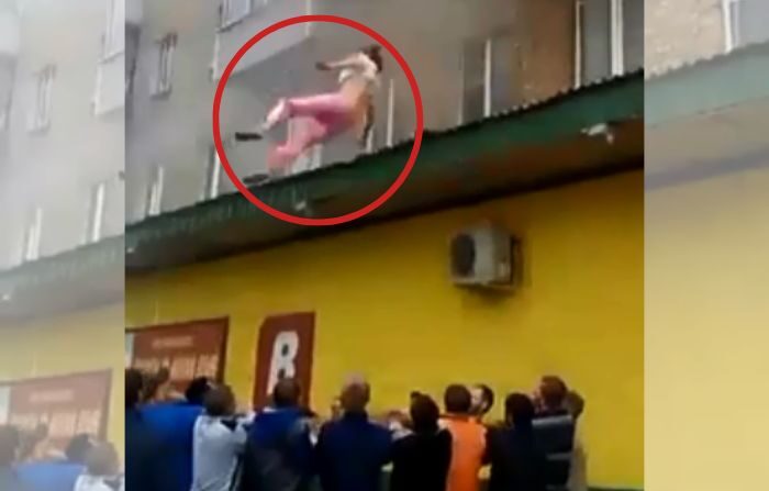 Madre de familia rusa escapando de un incendio. (Captura de pantalla/Jukin)
