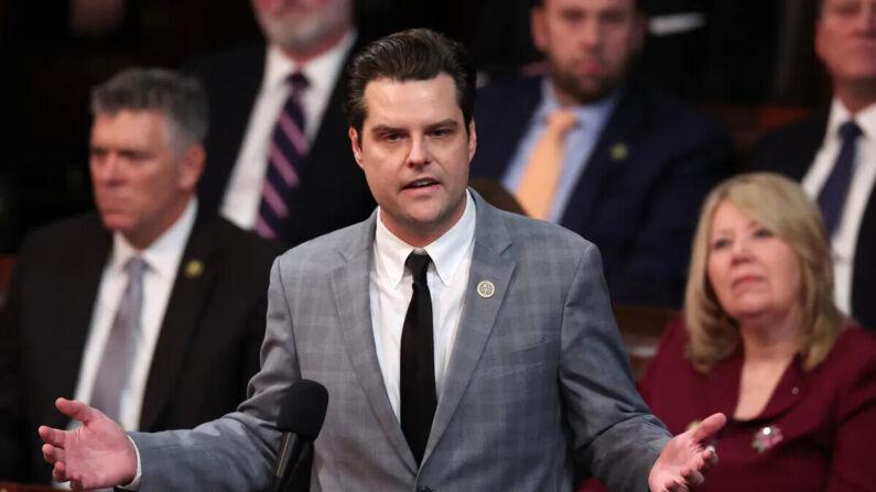 El representante Matt Gaetz (R-Fla.) pronuncia un discurso en la Cámara de Representantes en el edificio del Capitolio de EE. UU. en Washington, el 6 de enero de 2023. (Win McNamee/Getty Images)
