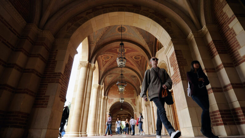 Estudiantes caminan cerca de Royce Hall en el campus de la UCLA, en Los Ángeles, el 23 de abril de 2012. (Kevork Djansezian/Getty Images)
