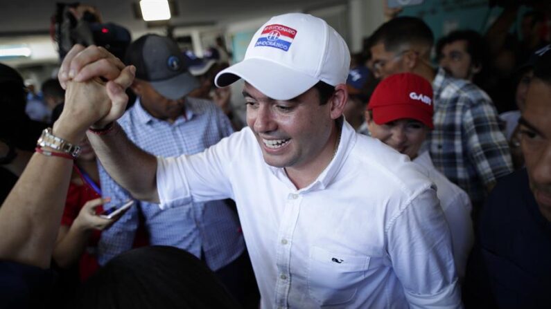 El vicepresidente de Panamá, José Gabriel Carrizo (c), participa de las votaciones en las elecciones primarias del Partido Revolucionario Democrático (PRD) el 11 de junio de 2023, en la Ciudad de Panamá (Panamá). EFE/Bienvenido Velasco