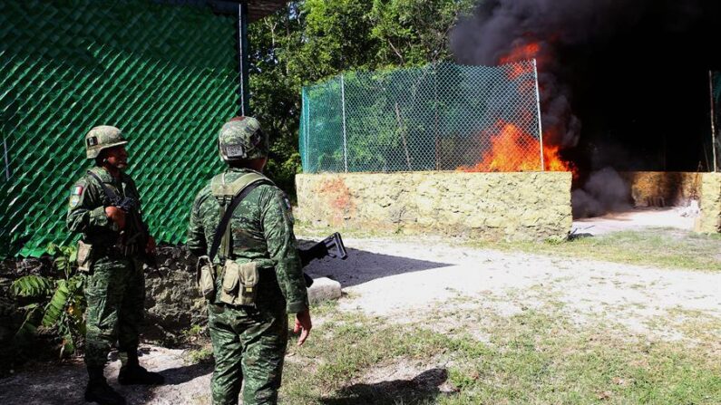 Soldados del Ejército Mexicano realizan el 22 de junio de 2023 una quema controlada de narcóticos decomisados en Cancún, Quintana Roo (México). EFE/Lourdes Cruz