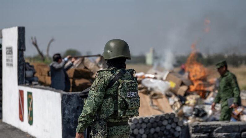 Integrantes del Ejército mexicano, incendian estupefacientes el 23 de junio de 2023, en la IV zona militar en Monterrey, estado de Nuevo León (México). EFE/Miguel Sierra