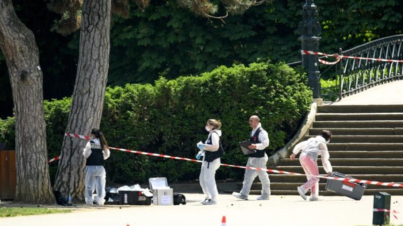 Oficiales de policía trabajan dentro de un área acordonada tras el apuñalamiento de varios niños en un parque infantil de la ciudad de Annecy, Francia, el 8 de junio de 2023. EFE/EPA/Jean-Christophe Bott 