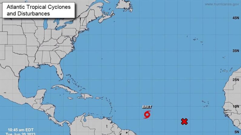 Imagen de la Oficina Nacional de Administración Oceánica y Atmosférica (NOAA) donde se muestra la localización de la tormenta tropical Bret (extremo dcha.) en el Atlántico. EFE/NOAA 
