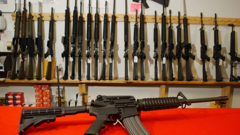 Un Colt AR-15 en el mostrador de una tienda de armas en una fotografía de archivo. (Thomas Cooper/Getty Images)
