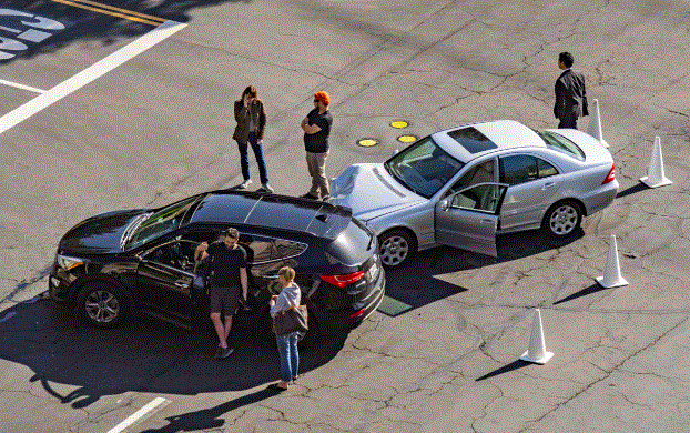 Varias personas se observan tras un accidente de coche en Irvine, California, el 30 de marzo de 2022. (John Fredricks/The Epoch Times)