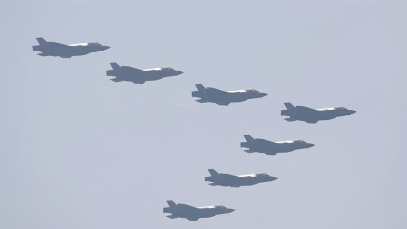 Una patrulla aérea de cazas F-35 A de Corea del Sur. EFE/EPA/Jeon Heon-Kyun