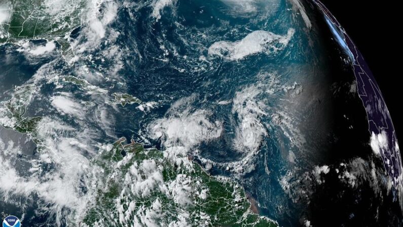 Fotografía satelital cedida por la Oficina Nacional de Administración Oceánica y Atmosférica (NOAA) donde se muestra la localización de las tormentas tropicales Bret y Cindy en el Atlántico. EFE/NOAA