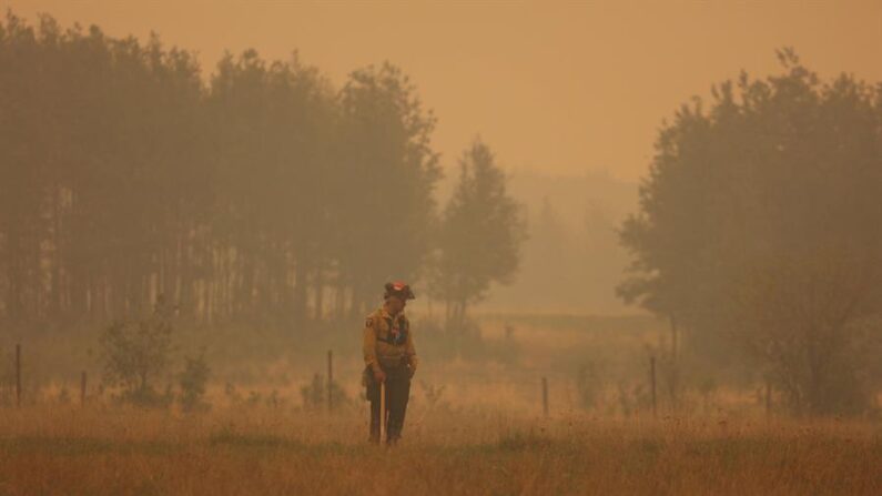 Las autoridades canadienses advirtieron este jueves que el humo de centenares de incendios forestales activos en el este y oeste del país provocarán que la calidad del aire en grandes áreas del país se sitúe de nuevo en niveles de elevado riesgo para la salud. EFE/EPA/Alberta Wildfire 