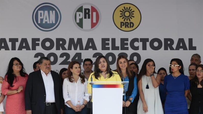 La secretaria general del Partido de la Revolución Democrática, Adriana Díaz (c), participa durante una conferencia de prensa el 20 de junio de 2023, en la Ciudad de México (México). EFE/José Méndez
