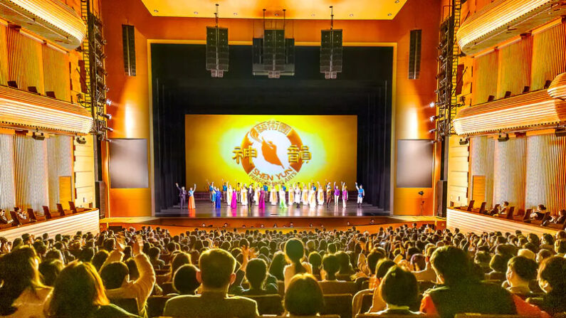 Llamada a escena de Shen Yun Performing Arts World Company en el Teatro Nacional de Corea en Seúl, Corea del Sur, el 19 de febrero de 2023. (Kim Guk-hwan/The Epoch Times)
