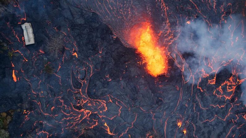 Vista aérea de la estructura Puna Geothermal Venture que se consume por la lava de la fisura 6 del volcán Kilauea en Pahoa (Hawai). Imagen de archivo. EFE/Bruce Omori/Paradise Helicopters
