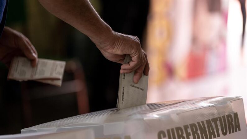Una persona vota para las elecciones estatales de Coahuila en un colegio electoral en Saltillo, estado de Coahuila, México. (EFE/Miguel Sierra)
