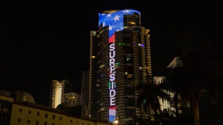 Rascacielos de Miami muestra un memorial digital de 60 pisos por derrumbe de Surfside