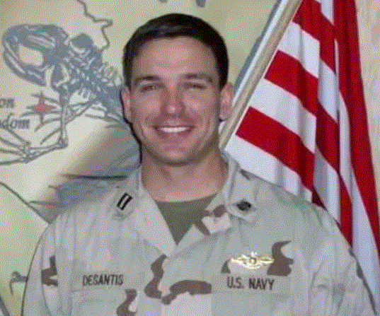 El teniente Ron DeSantis sirvió como asesor legal del Equipo SEAL Uno en Irak, incluso durante la Batalla de Faluya en 2007, ganando una Estrella de Bronce por servicio meritorio. (Campaña 2018 de DeSantis para gobernador)