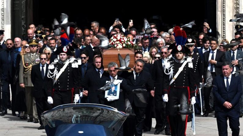 El ataúd del ex primer ministro italiano y magnate de los medios Silvio Berlusconi sale de la Catedral de Milán (Duomo) al final del funeral de estado en Milán, Italia, el 14 de junio de 2023. EFE/EPA/Ciro Fusco 