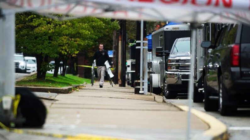 El autor del tiroteo que mató a 11 judíos en una sinagoga de Pittsburgh en 2018 fue declarado este viernes culpable de los 63 cargos que se le imputaban, lo que lo hace elegible para la pena de muerte. Imagen de archivo. EFE/EPA/Vincent Pugliese