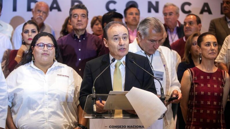 El gobernador de Sonora, Alfonso Durazo (c), habla durante una conferencia de prensa de la Primera Sesión Extraordinaria del Consejo Nacional de Morena, el 11 de junio de 2023 en la Ciudad de México (México). EFE/Isaac Esquivel