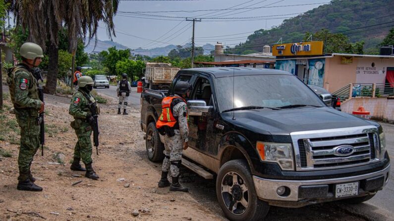 Miembros del Ejército Mexicano y de la Guardia Nacional, revisan los vehículos en retenes instalados el 2 de junio de 2023 en el municipio mexicano de Frontera Comalapa, estado de Chiapas,(México). EFE/Carlos López
