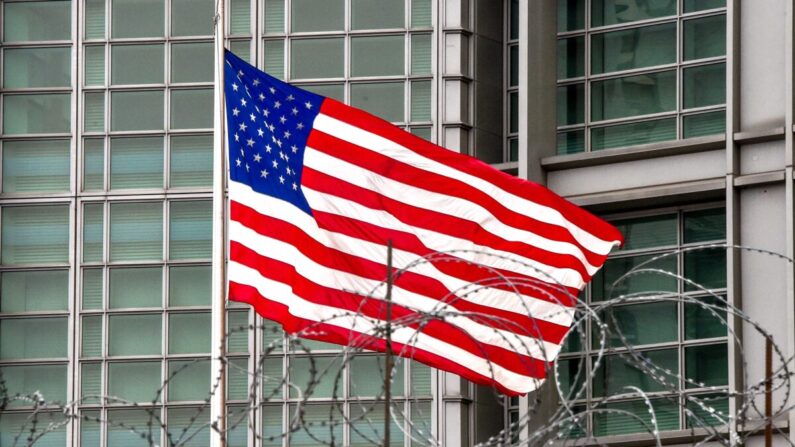 La bandera nacional de EE. UU. ondea en el territorio de una embajada de EE. UU. en una foto de archivo. (Vasily Maximov/AFP vía Getty Images)
