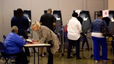 Greg Abbott promulga una ley que convierte el voto ilegal en delito grave en Texas