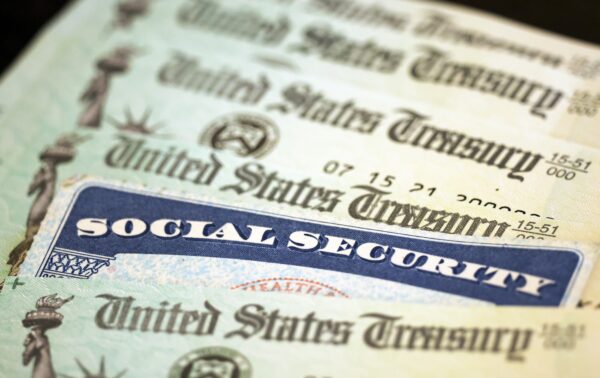 Una tarjeta de la Seguridad Social junto a cheques del Tesoro de EE.UU., en Washington, el 14 de octubre de 2021. (Kevin Dietsch/Getty Images)
