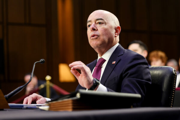 El secretario de Seguridad Nacional, Alejandro Mayorkas, declara ante la Comisión de Seguridad Nacional y Asuntos Gubernamentales del Senado, en Washington, el 28 de marzo de 2023. (Kevin Dietsch/Getty Images)
