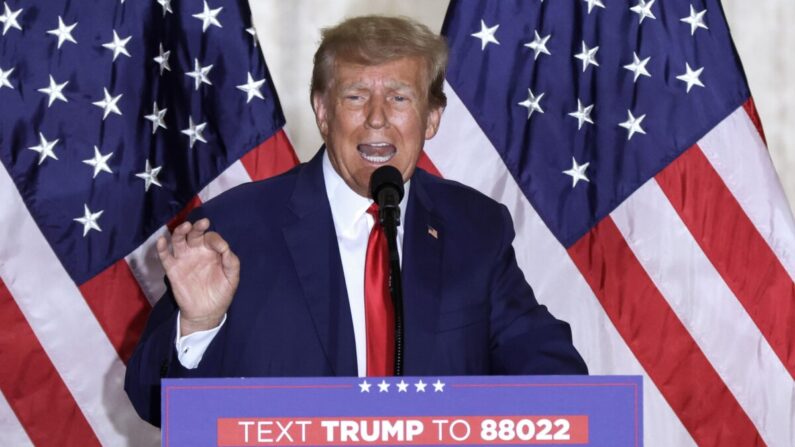 El expresidente estadounidense Donald Trump habla durante un acto en Mar-a-Lago el 4 de abril de 2023 en West Palm Beach, Florida. (Alex Wong/Getty Images)

