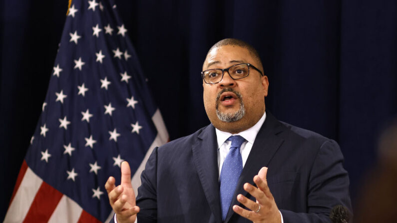 El fiscal del distrito de Manhattan, Alvin Bragg, habla durante una rueda de prensa tras la comparecencia del expresidente de EE. UU. Donald Trump, en Nueva York, el 4 de abril de 2023. (Kena Betancur/Getty Images)
